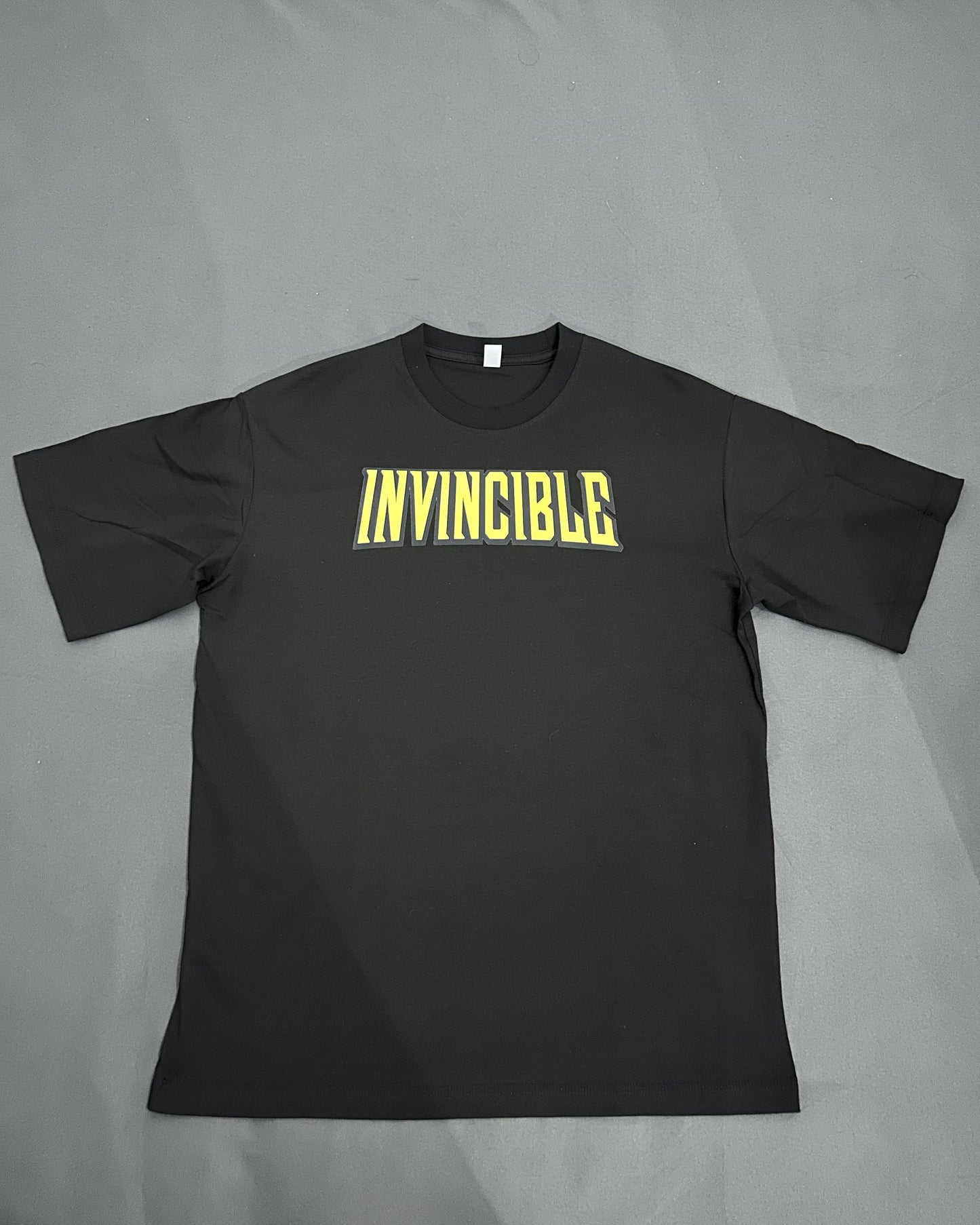 CAMISETA INVINCIBLE OVERSIZE NEGRA 250GSM