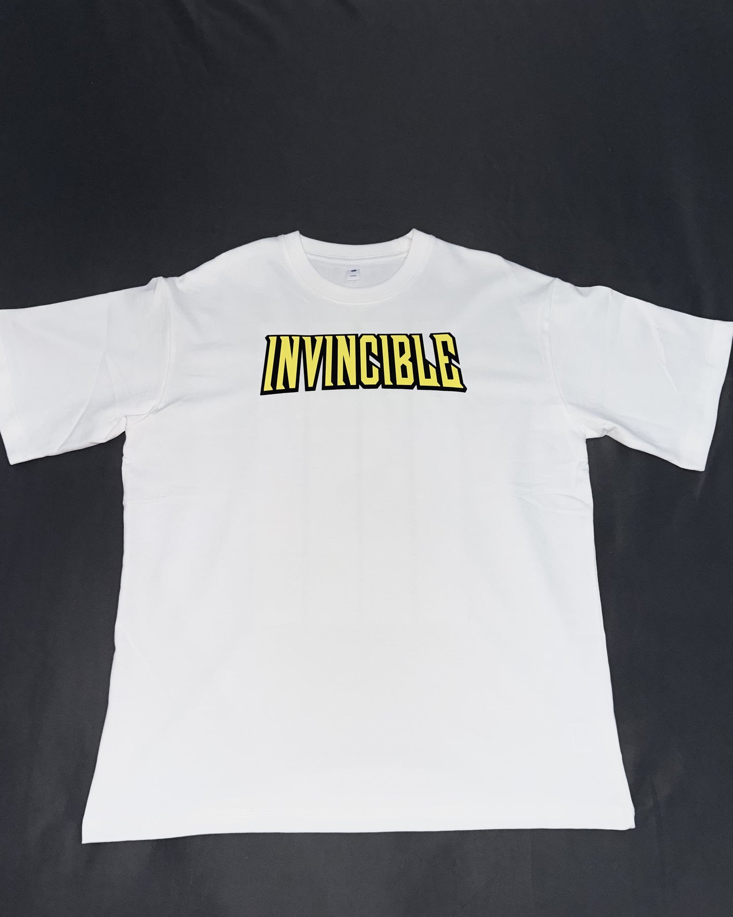 CAMISETA INVINCIBLE OVERSIZE BLANCA 250GSM